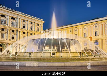 Brunnen auf der Piazza de Ferrari in der Innenstadt von Genua, Italien bei Nacht. Stockfoto