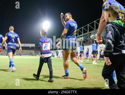 Wakefield, Großbritannien. 17. Februar 2023. Reece Lyne von Wakefield Trinity geht mit einem jungen Spieler Wakefield Trinity gegen Catalan Dragons im Bell Vue, Wakefield, West Yorkshire, Großbritannien, am 17. Februar 2023 mit dem Fotokredit Craig Cresswell Photography Credit: Craig Cresswell/Alamy Live News Stockfoto