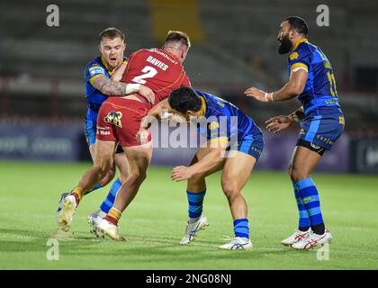 Wakefield, Großbritannien. 17. Februar 2023. Tom Davies von Catalan Dragons, angegriffen von Wakefield Trinity Wakefield Trinity gegen Catalan Dragons, im Bell Vue, Wakefield, West Yorkshire, Großbritannien, am 17. Februar 2023 Fotokredit Craig Cresswell Photography Credit: Craig Cresswell/Alamy Live News Stockfoto