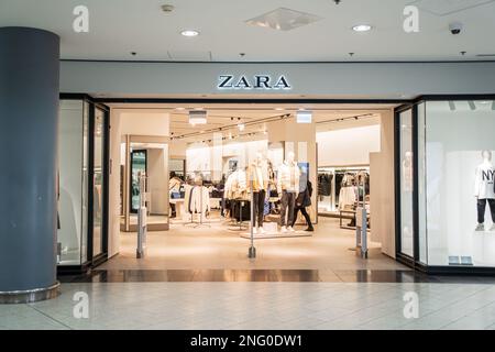 Zara Männerbekleidung Vorderseite und Logo in einem Einkaufszentrum. Zara ist ein spanischer Händler für Bekleidung und Accessoires. Budapest, Ungarn - 3. Februar 2023. Stockfoto