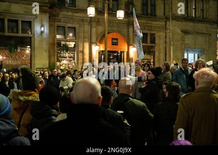 Nottingham, Großbritannien, 17. Februar 2023, nehmen Menschen an einer Nachtwache zum Gedenken an Trans Teen Brianna Ghey Teil, die LGBTQ+-Gemeinde und Verbündete treffen sich nach dem Mord an dem 16 Jahre alten Credit: Paul Smith/Alamy Live News Stockfoto