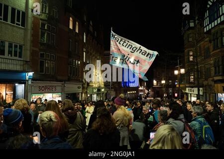 Nottingham, Großbritannien, 17. Februar 2023, nehmen Menschen an einer Nachtwache zum Gedenken an Trans Teen Brianna Ghey Teil, die LGBTQ+-Gemeinde und Verbündete treffen sich nach dem Mord an dem 16 Jahre alten Credit: Paul Smith/Alamy Live News Stockfoto