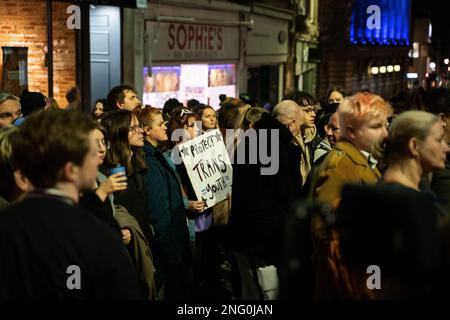 Nottingham, Großbritannien, 17. Februar 2023, nehmen Menschen an einer Nachtwache zum Gedenken an Trans Teen Brianna Ghey Teil, die LGBTQ+-Gemeinde und Verbündete treffen sich nach dem Mord an dem 16 Jahre alten Credit: Paul Smith/Alamy Live News Stockfoto