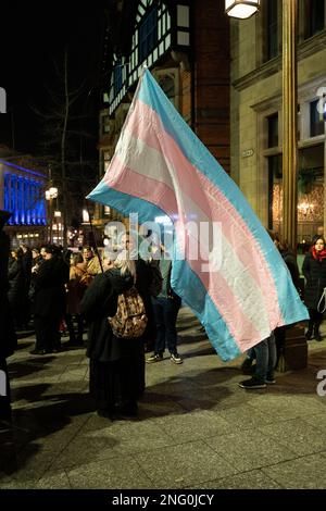 Nottingham, Großbritannien, 17. Februar 2023, nehmen Menschen an einer Nachtwache zum Gedenken an Trans Teen Brianna Ghey Teil, die LGBTQ+-Gemeinde und Verbündete treffen sich nach dem Mord an dem 16 Jahre alten Credit: Paul Smith/Alamy Live News Stockfoto