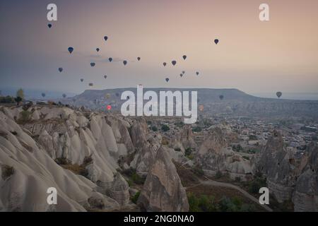 Foto der Ballons beim Sonnenaufgang von Capadoccia Stockfoto