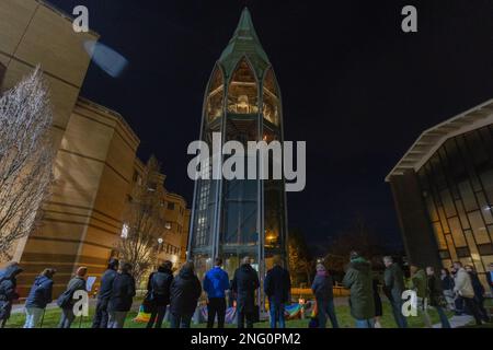 Basildon, Großbritannien. 17. Februar 2023. Die Bewohner treffen sich für eine Nachtwache für Brianna Ghey, die am Samstag, den 11. Februar, in Warrington Park, Cheshire, brutal ermordet wurde. Die Nachtwache findet am Millennium Bell Tower in St. Martins Platz. Penelope Barritt/Alamy Live-Nachrichten Stockfoto