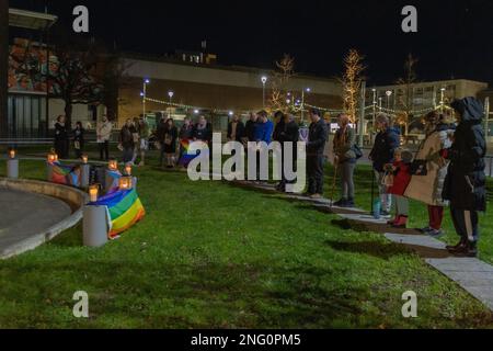 Basildon, Großbritannien. 17. Februar 2023. Die Bewohner treffen sich für eine Nachtwache für Brianna Ghey, die am Samstag, den 11. Februar, in Warrington Park, Cheshire, brutal ermordet wurde. Die Nachtwache findet am Millennium Bell Tower in St. Martins Platz. Penelope Barritt/Alamy Live-Nachrichten Stockfoto