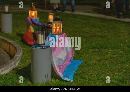 Basildon, Großbritannien. 17. Februar 2023. Die Bewohner treffen sich für eine Nachtwache für Brianna Ghey, die am Samstag, den 11. Februar, in Warrington Park, Cheshire, brutal ermordet wurde. Die Nachtwache findet am Millennium Bell Tower in St. Martins Platz. Penelope Barritt/Alamy Live-Nachrichten Stockfoto