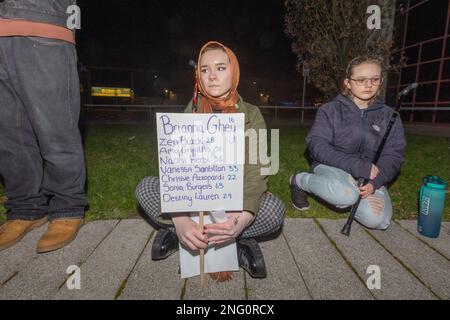 Basildon, Großbritannien. 17. Februar 2023. Die Bewohner treffen sich für eine Nachtwache für Brianna Ghey, die am Samstag, den 11. Februar, in Warrington Park, Cheshire, brutal ermordet wurde. Die Nachtwache findet am Millennium Bell Tower in St. Martins Platz. Penelope Barritt/Alamy Live-Nachrichten Stockfoto