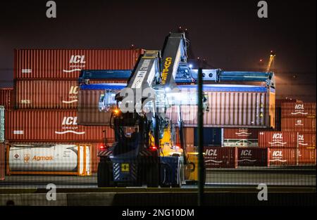 Antwerpen, Belgien. 17. Februar 2023. ANTWERPEN - Ein Containertransfer im Hafen von Antwerpen. Die Niederlande und Belgien arbeiten gemeinsam an einem gemeinsamen Konzept für einen besseren Schutz der Häfen vor illegalen Aktivitäten und kriminellen Banden. ANP JEFFREY GROENEWEG netherlands Out - belgium Out Credit: ANP/Alamy Live News Stockfoto