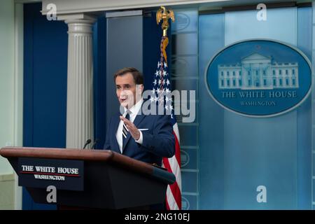 Washington DC, USA. 17. Februar 2023. John Kirby, Koordinator des Nationalen Sicherheitsrats für strategische Kommunikation, nimmt am 17. Februar 2023 an einer Pressekonferenz im Weißen Haus in Washington Teil. Chris Kleponis/Pool via CNP/MediaPunch Credit: MediaPunch Inc/Alamy Live News Stockfoto