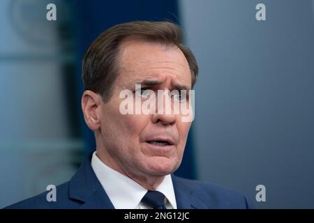 Washington DC, USA. 17. Februar 2023. John Kirby, Koordinator des Nationalen Sicherheitsrats für strategische Kommunikation, nimmt am 17. Februar 2023 an einer Pressekonferenz im Weißen Haus in Washington Teil. Chris Kleponis/Pool via CNP/MediaPunch Credit: MediaPunch Inc/Alamy Live News Stockfoto