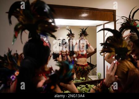 Kathmandu, Nepal. 17. Februar 2023. Samba-Tänzer in Kostümen machen sich bereit, bevor sie während des Karnevals, der am 17. Februar 2023 im Malla Hotel in Kathmandu, Nepal stattfindet, zu Stammesbeats tanzen. Rio Carnival ist geprägt von bunten Kostümen, Samba-Musik und Tanzparaden und ist bekannt als das größte Festival der Welt, das jährlich in Brasilien stattfindet. (Kreditbild: © Skanda Gautam/ZUMA Press Wire) NUR REDAKTIONELLE VERWENDUNG! Nicht für den kommerziellen GEBRAUCH! Kredit: ZUMA Press, Inc./Alamy Live News Stockfoto