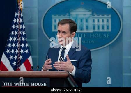 Washington DC, USA. 17. Februar 2023. John Kirby, Koordinator des Nationalen Sicherheitsrats für strategische Kommunikation, nimmt am 17. Februar 2023 an einer Pressekonferenz im Weißen Haus in Washington Teil. Chris Kleponis/Pool via CNP/MediaPunch Credit: MediaPunch Inc/Alamy Live News Stockfoto