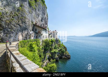 Eremo di Santa Caterina del Sasso in Leggiuno, Lombardei in Italien. Stockfoto