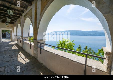 Eremo di Santa Caterina del Sasso in Leggiuno, Lombardei in Italien. Stockfoto