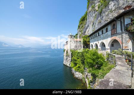 Eremo di Santa Caterina del Sasso in Leggiuno, Lombardei in Italien. Stockfoto