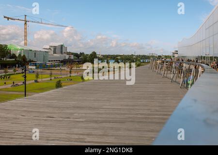 Helsinki, Finnland - 22. August 2022: Panoramablick auf Helsinki auf dem Kansalaistori-Platz von der offenen Terrasse der Zentralbibliothek von Helsinki, Oodi Stockfoto