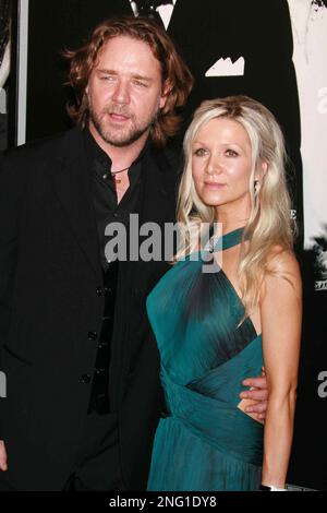 Russell Crowe und Frau Danielle Spencer nehmen am 19. Oktober 2007 an der Weltpremiere von „American Gangster“ im Apollo Theater in New York City Teil. Foto: Henry McGee/MediaPunch Stockfoto