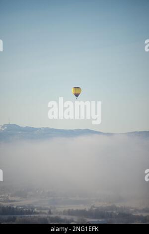 Heißluftballonfahrt über einer Winterlandschaft in Norwegen Stockfoto