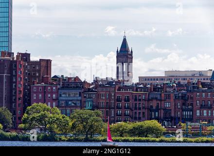 Blick von Cambridge: Die Old South Church erhebt sich über Bostons Viertel Back Bay am Charles River. Stockfoto