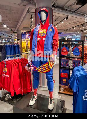 Schaufensterpuppen im offiziellen Laden des FC Barcelona in der Camp Nou Arena Stockfoto