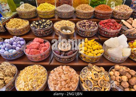 Verschiedene Gewürze auf Gewürzmarkt, Deira, Dubai Stockfoto