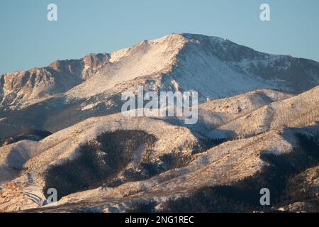Alpenglow und Sonnenaufgang auf dem Pikes Peak, nach einem Wintersturm. Der Pikes Peak ist 14 m hoch und ragt über Colorado Springs, Colorado. Er ist 100 m hoch. Stockfoto