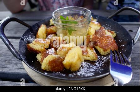 Traditionelle Wiener Kaiserschmarrn, zerkleinerte süße Pfannkuchen Stockfoto