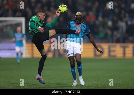 Sassuolo, Italien, 17. Februar 2023. Ruan Tressoldi von US Sassuolo lässt Victor Osimhen von SSC Napoli den Ball während des Spiels Serie A im Mapei-Stadion - Cittˆ del Tricolore, Sassuolo, frei. Der Bildausdruck sollte lauten: Jonathan Moscrop/Sportimage Stockfoto
