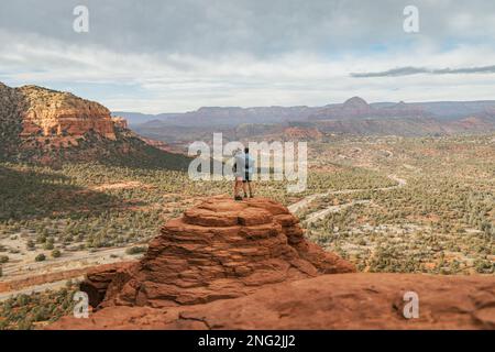 Junge heterosexuelle Paare, die sich auf dem Bell Rock mit Armen umarmen und einen tollen Blick im coconino National Forest in Sedona, Arizona, bieten Stockfoto