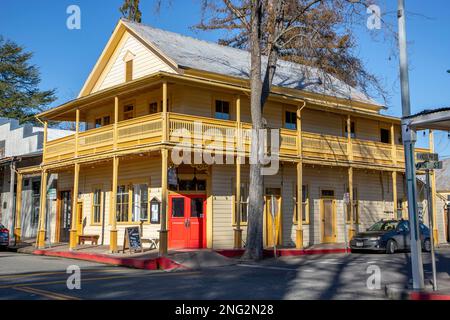 Sutter Creek ist eine der Goldgräberstädte am Highway 49 in den Sierra Foothills von Kalifornien. Stockfoto