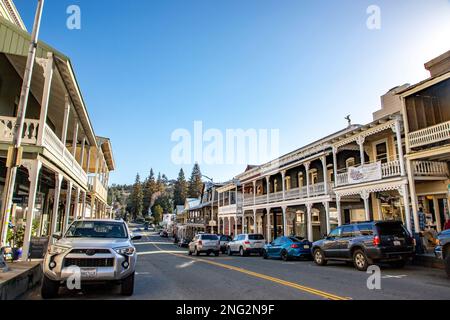 Sutter Creek ist eine der Goldgräberstädte am Highway 49 in den Sierra Foothills von Kalifornien. Stockfoto