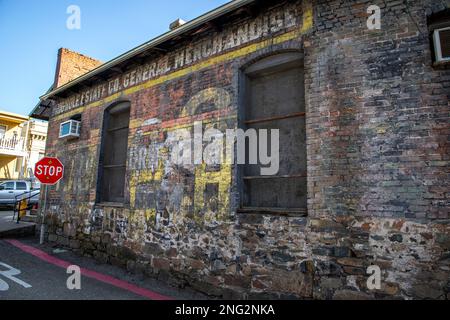 Sutter Creek ist eine der Goldgräberstädte am Highway 49 in den Sierra Foothills von Kalifornien. Stockfoto