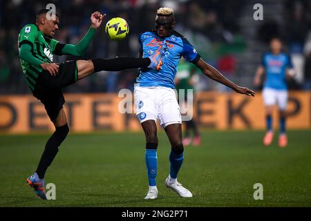 Reggio Emilia, Italien. 17. Februar 2023 Victor Osimhen von SSC Napoli tritt mit Ruan Tressoldi von US Sassuolo während des Fußballspiels Serie A zwischen US Sassuolo und SSC Napoli um den Ball an. Kredit: Nicolò Campo/Alamy Live News Stockfoto
