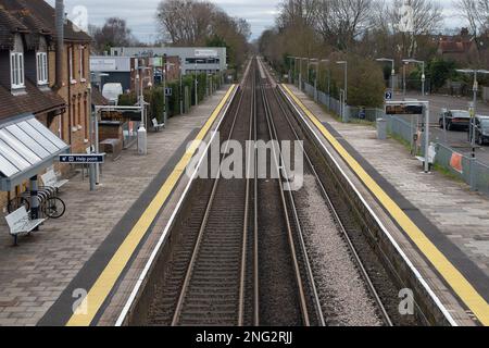 Datchet, Berkshire, Großbritannien. 17. Februar 2023. Keine Züge an der Datchet Station wegen der Bahnarbeiten. Die Bahnlinie zwischen Windsor und Eton Riverside Station und Staines bleibt bis zum 19. Februar geschlossen, während neue Signalanlagen installiert werden. Für Passagiere der South Western Railway wird ein Busersatzservice angeboten. Kredit: Maureen McLean/Alamy Stockfoto