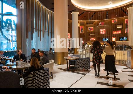 Das Hard Rock Hotel ist ein luxuriöses Reiseziel am Times Square, 2023, New York City, USA Stockfoto