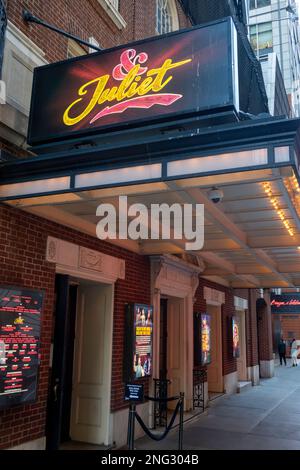 '& Julia' Marquee im Stephen Sondheim Theater in New York City, USA 2023 Stockfoto