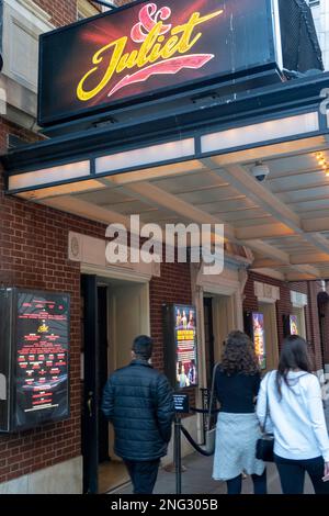 '& Julia' Marquee im Stephen Sondheim Theater in New York City, USA 2023 Stockfoto