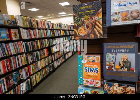 Barnes & Noble Booksellers auf der Fifth Avenue hat eine große Auswahl an Büchern und Zeitschriften, New York City, USA 2023 Stockfoto