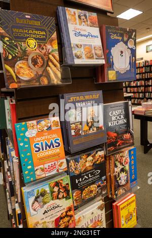 Barnes & Noble Booksellers auf der Fifth Avenue hat eine große Auswahl an Büchern und Zeitschriften, New York City, USA 2023 Stockfoto