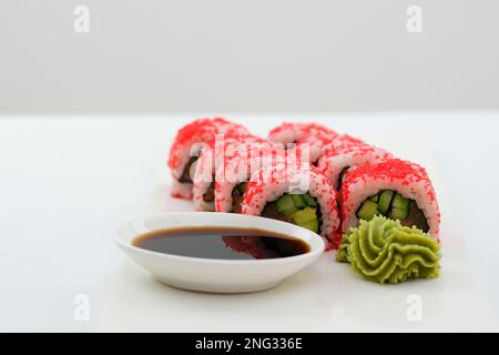 California Maki Sushi mit Masago Roll aus Krabbenfleisch, Avocado, Gurke im Inneren. Masago roch draußen Rogen. Hochwertiges Foto Stockfoto