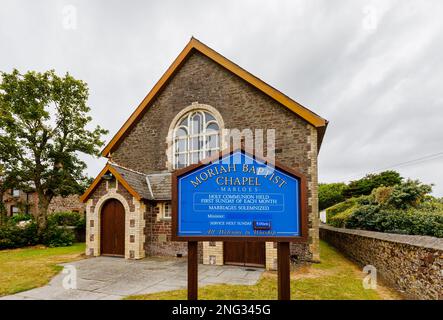 Blaues Namensschild an der Moriah Baptist Chapel in Marloes, einem kleinen Dorf auf der Halbinsel Marloes im Pembrokeshire Coast National Park, Westwales Stockfoto