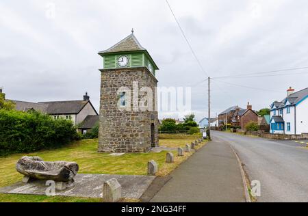 Der Uhrenturm in Marloes, ein lokales Wahrzeichen in dem kleinen Dorf auf der Halbinsel Marloes im Pembrokeshire Coast National Park, Westwales Stockfoto