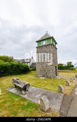 Der Uhrenturm in Marloes, ein lokales Wahrzeichen in dem kleinen Dorf auf der Halbinsel Marloes im Pembrokeshire Coast National Park, Westwales Stockfoto