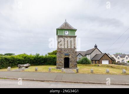 Der Uhrenturm in Marloes, ein lokales Wahrzeichen in dem kleinen Dorf auf der Halbinsel Marloes im Pembrokeshire Coast National Park, Westwales Stockfoto