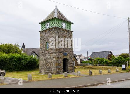 Der Uhrenturm in Marloes, ein lokales Wahrzeichen in dem kleinen Dorf auf der Halbinsel Marloes im Pembrokeshire Coast National Park, Westwales Stockfoto