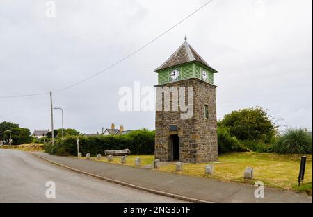 Der Uhrenturm in Marloes, ein lokales Wahrzeichen in dem kleinen Dorf auf der Halbinsel Marloes im Pembrokeshire Coast National Park, Westwales Stockfoto