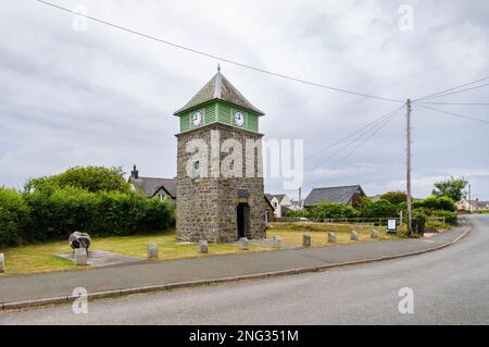 Der Uhrenturm in Marloes, ein lokales Wahrzeichen in dem kleinen Dorf auf der Halbinsel Marloes im Pembrokeshire Coast National Park, Westwales Stockfoto