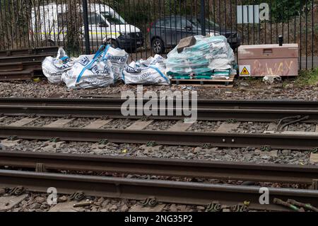 Windsor, Berkshire, Großbritannien. 17. Februar 2023. Der Zug fährt nach Waterloo in der Nähe von Windsor und Eton Riverside Station. Die Bahnlinie zwischen Windsor und Eton Riverside Station und Staines bleibt bis zum 19. Februar geschlossen, während neue Signalanlagen installiert werden. Für Passagiere der South Western Railway wird ein Busersatzservice angeboten. Kredit: Maureen McLean/Alamy Stockfoto